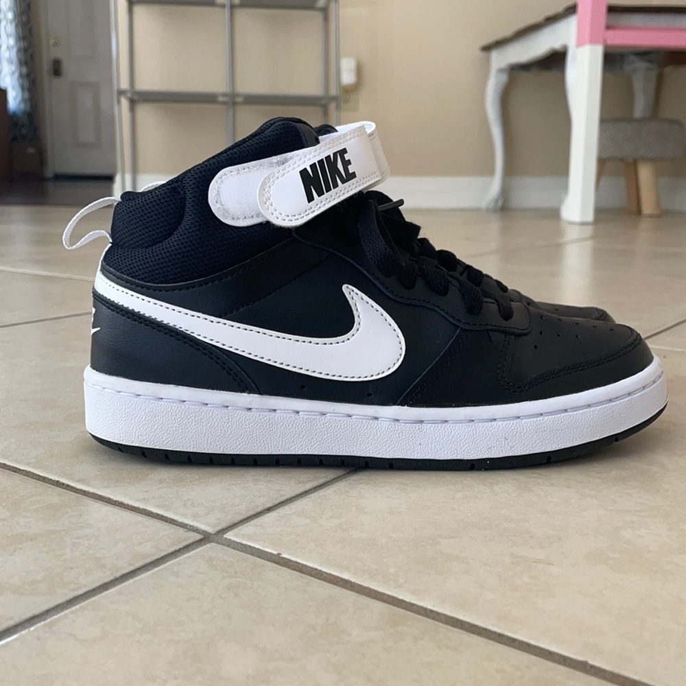 Nike Court Borough Mid. Black/White Youth.